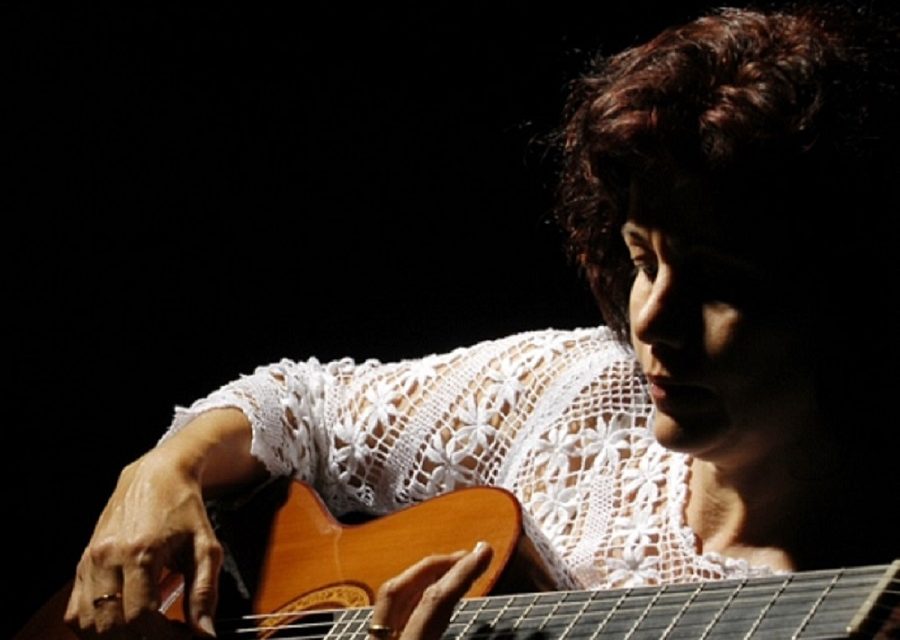 Acoustic guitar performance by Maria do Céu at Casa Thomas Jefferson in Asa Sul