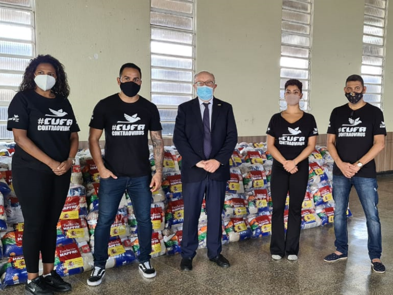 The Ambassador of Spain, Mr. Fernando García Casa, delivers more than 4500 basic needs grocery packages to the “Central Única das Favelas” (CUFA – DF)