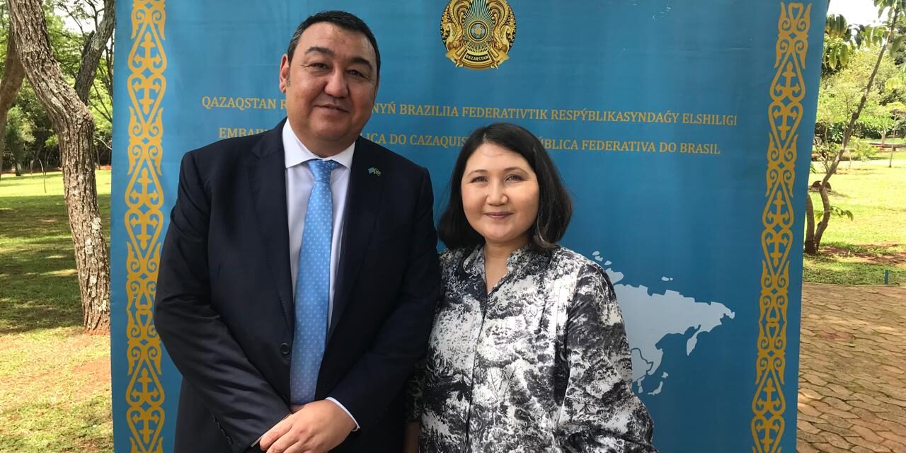 Embassy of Kazakhstan presents Almaty Aport Apple Tree in Brasilia!