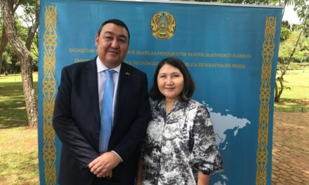 Embassy of Kazakhstan presents Almaty Aport Apple Tree in Brasilia!