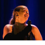 Alice Caymmi pays tribute to the famous singer Nana Caymmi.