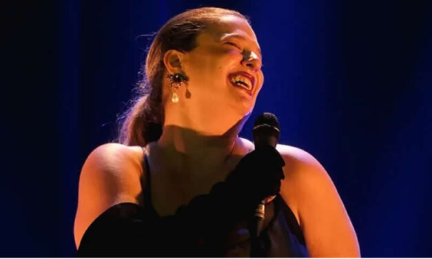 Alice Caymmi pays tribute to the famous singer Nana Caymmi.